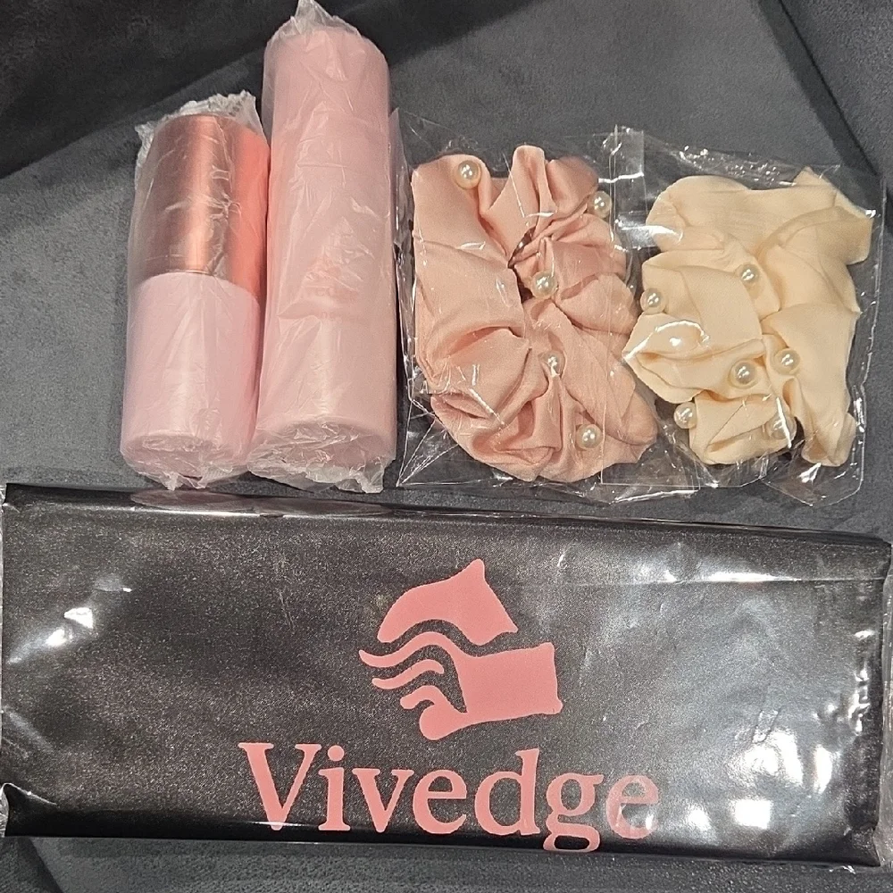 Vivedge Black Comb Set with Pink and Cream Scrunchies - Picture 11 of 12